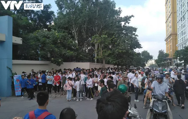 Thí sinh căng thẳng trước giờ G kỳ thi vào lớp 10 THPT năm 2020 tại Hà Nội - Ảnh 16. Thí sinh căng thẳng trước giờ G kỳ thi vào lớp 10 THPT năm 2020 tại Hà Nội - Ảnh 16.
