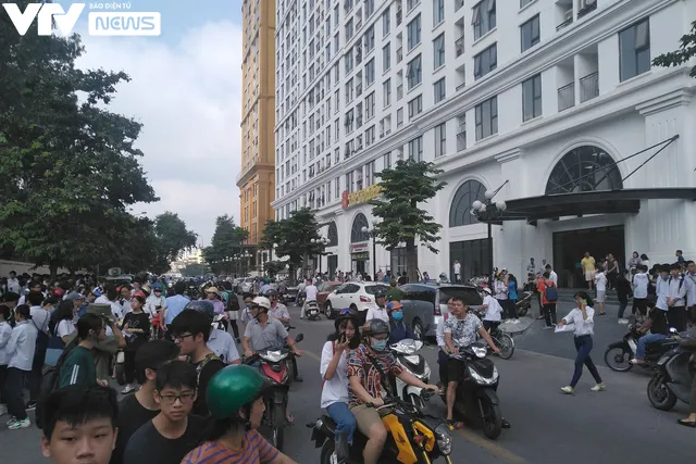 Thí sinh căng thẳng trước giờ G kỳ thi vào lớp 10 THPT năm 2020 tại Hà Nội - Ảnh 13. Thí sinh căng thẳng trước giờ G kỳ thi vào lớp 10 THPT năm 2020 tại Hà Nội - Ảnh 13.