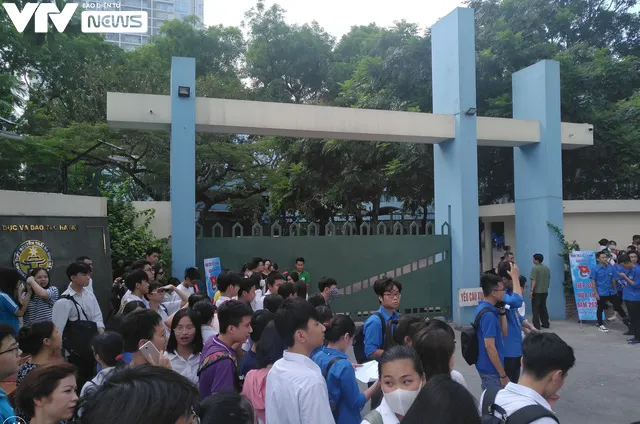 Thí sinh căng thẳng trước giờ G kỳ thi vào lớp 10 THPT năm 2020 tại Hà Nội - Ảnh 15. Thí sinh căng thẳng trước giờ G kỳ thi vào lớp 10 THPT năm 2020 tại Hà Nội - Ảnh 15.