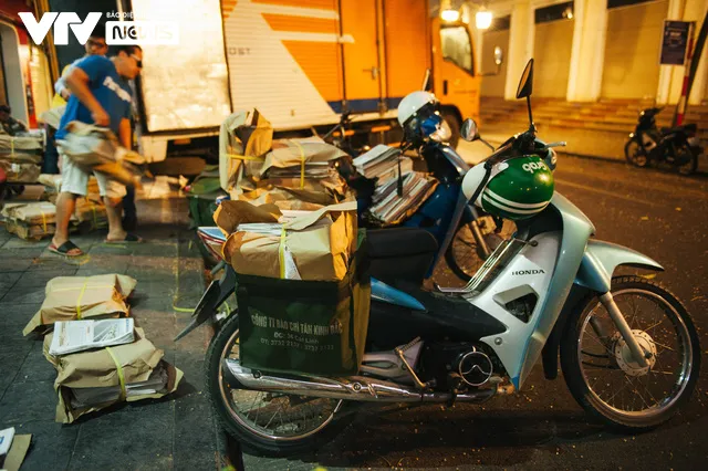 Nhộn nhịp chợ báo giấy mỗi sáng ở Thủ đô - Ảnh 2. Nhộn nhịp chợ báo giấy mỗi sáng ở Thủ đô - Ảnh 2.