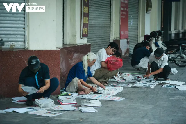 Nhộn nhịp chợ báo giấy mỗi sáng ở Thủ đô - Ảnh 8. Nhộn nhịp chợ báo giấy mỗi sáng ở Thủ đô - Ảnh 8.
