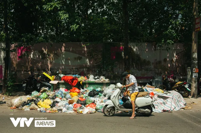 Phó Chủ tịch TP Hà Nội: Sẽ đền bù mức tốt nhất, thậm chí hỗ trợ thêm cho người dân khu bãi rác Nam Sơn - Ảnh 1.