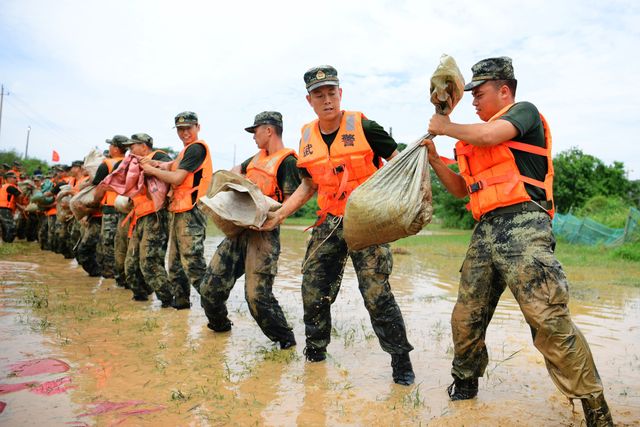 Trung Quốc đối mặt với nguy cơ lũ chồng lũ, vỡ đê bao trên diện rộng - Ảnh 2.