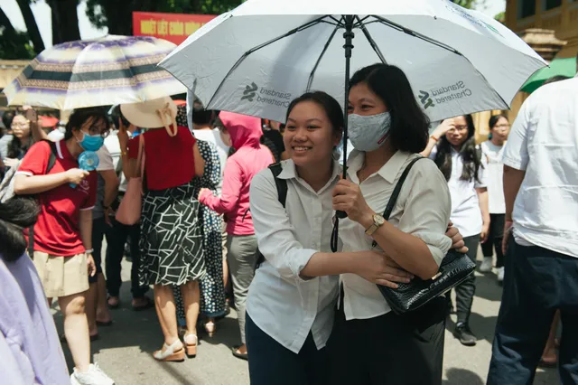 Thi Toán vào lớp 10 năm 2020 tại Hà Nội: Đề dễ, nhiều thí sinh tự tin giành điểm giỏi - Ảnh 13. Thi Toán vào lớp 10 năm 2020 tại Hà Nội: Đề dễ, nhiều thí sinh tự tin giành điểm giỏi - Ảnh 13.