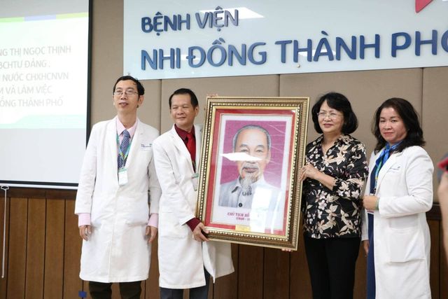 Bé Diệu Nhi nhoẻn miệng cười khi Phó Chủ tịch nước đến thăm - Ảnh 2.