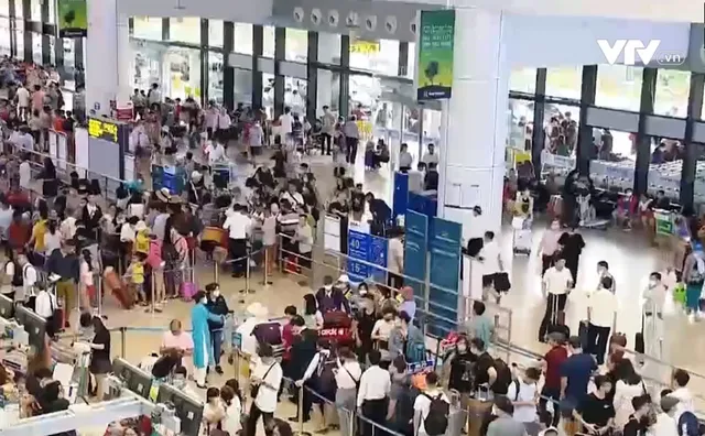 Biển người chờ đợi tại sân bay Nội Bài và Tân Sơn Nhất - Ảnh 1.