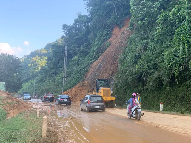 Mưa lũ, sạt lở đất ở Hà Giang: Giao thông ùn ứ nhẹ, vẫn có nguy cơ đất đá đổ xuống - Ảnh 1.