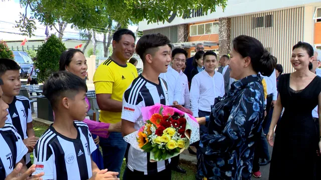 Chủ tịch Quốc hội Nguyễn Thị Kim Ngân đến thăm học viện bóng đá trẻ Juventus Việt Nam - Ảnh 1.
