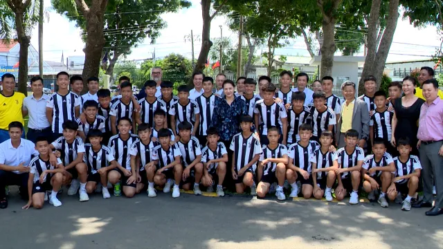 Chủ tịch Quốc hội Nguyễn Thị Kim Ngân đến thăm học viện bóng đá trẻ Juventus Việt Nam - Ảnh 4.