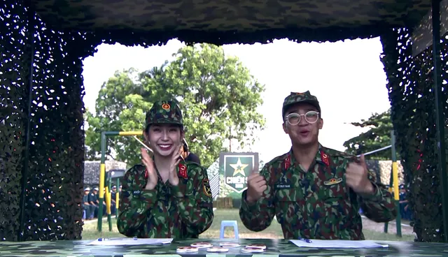 Diễn viên Duy Nam choáng trước màn hát rap của các nữ quân y - Ảnh 1.