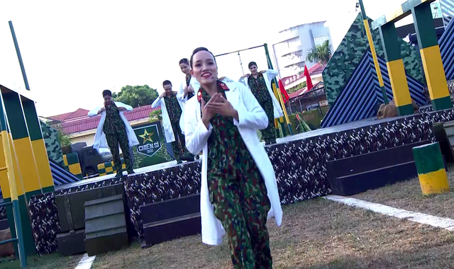 Diễn viên Duy Nam choáng trước màn hát rap của các nữ quân y - Ảnh 2.