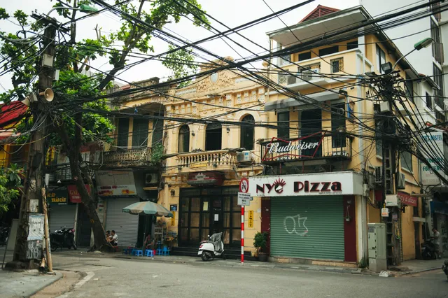 Hàng quán đóng cửa, phố cổ Hà Nội đìu hiu vì COVID-19 - Ảnh 8. Hàng quán đóng cửa, phố cổ Hà Nội đìu hiu vì COVID-19 - Ảnh 8.