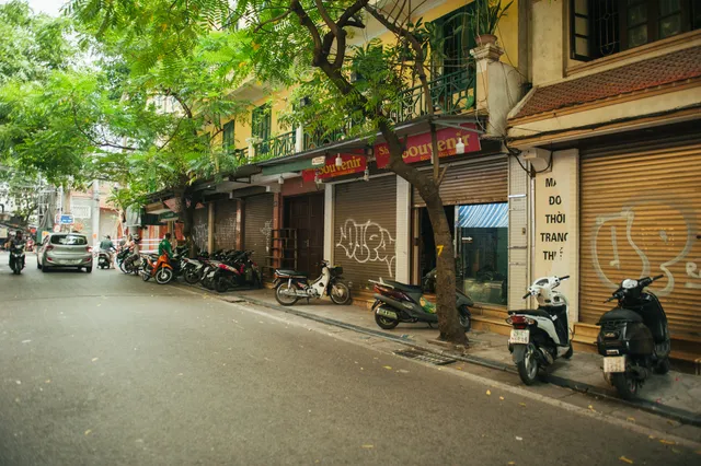 Hàng quán đóng cửa, phố cổ Hà Nội đìu hiu vì COVID-19 - Ảnh 11. Hàng quán đóng cửa, phố cổ Hà Nội đìu hiu vì COVID-19 - Ảnh 11.