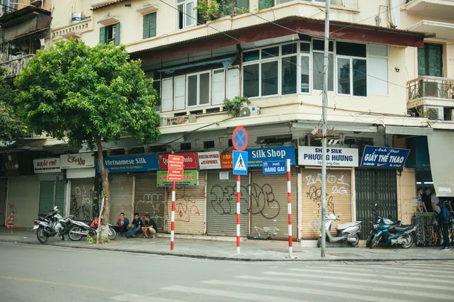 Hàng quán đóng cửa, phố cổ Hà Nội đìu hiu vì COVID-19 - Ảnh 2. Hàng quán đóng cửa, phố cổ Hà Nội đìu hiu vì COVID-19 - Ảnh 2.