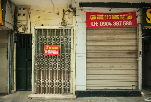 Hàng quán đóng cửa, phố cổ Hà Nội đìu hiu vì COVID-19 - Ảnh 4. Hàng quán đóng cửa, phố cổ Hà Nội đìu hiu vì COVID-19 - Ảnh 4.