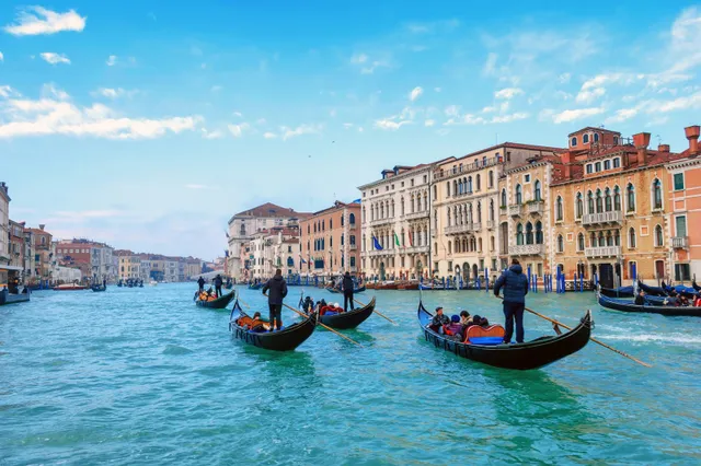 Kênh đào nổi tiếng nhất Italy không cho du khách lên thuyền Gondola nếu “thừa cân” - Ảnh 1.