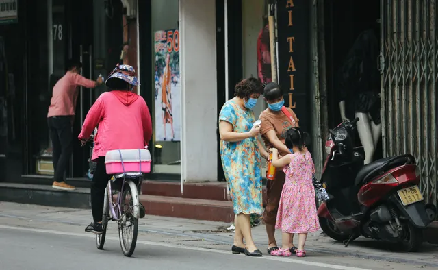 Người dân Hà Nội lại chăm đeo khẩu trang sau hàng loạt ca COVID-19 mới - Ảnh 5. Người dân Hà Nội lại chăm đeo khẩu trang sau hàng loạt ca COVID-19 mới - Ảnh 5.