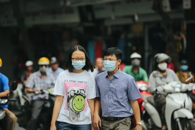 Người dân Hà Nội lại chăm đeo khẩu trang sau hàng loạt ca COVID-19 mới - Ảnh 4. Người dân Hà Nội lại chăm đeo khẩu trang sau hàng loạt ca COVID-19 mới - Ảnh 4.