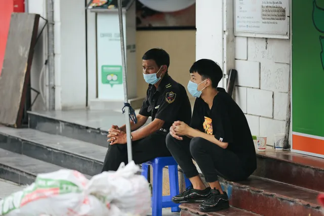 Người dân Hà Nội lại chăm đeo khẩu trang sau hàng loạt ca COVID-19 mới - Ảnh 10. Người dân Hà Nội lại chăm đeo khẩu trang sau hàng loạt ca COVID-19 mới - Ảnh 10.