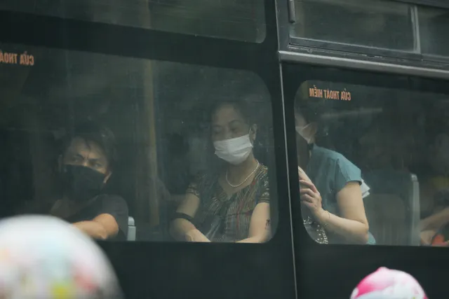 Người dân Hà Nội lại chăm đeo khẩu trang sau hàng loạt ca COVID-19 mới - Ảnh 6. Người dân Hà Nội lại chăm đeo khẩu trang sau hàng loạt ca COVID-19 mới - Ảnh 6.