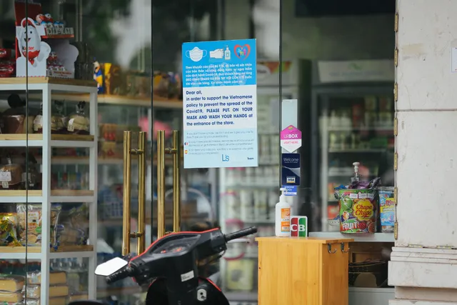 Người dân Hà Nội lại chăm đeo khẩu trang sau hàng loạt ca COVID-19 mới - Ảnh 7. Người dân Hà Nội lại chăm đeo khẩu trang sau hàng loạt ca COVID-19 mới - Ảnh 7.