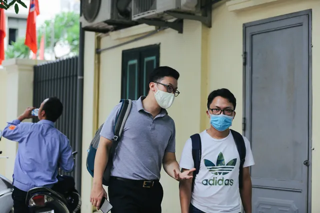 Người dân Hà Nội lại chăm đeo khẩu trang sau hàng loạt ca COVID-19 mới - Ảnh 3. Người dân Hà Nội lại chăm đeo khẩu trang sau hàng loạt ca COVID-19 mới - Ảnh 3.