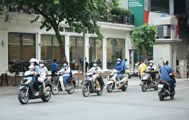 Người dân Hà Nội lại chăm đeo khẩu trang sau hàng loạt ca COVID-19 mới - Ảnh 1. Người dân Hà Nội lại chăm đeo khẩu trang sau hàng loạt ca COVID-19 mới - Ảnh 1.