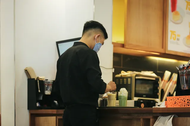 Người dân Hà Nội lại chăm đeo khẩu trang sau hàng loạt ca COVID-19 mới - Ảnh 8. Người dân Hà Nội lại chăm đeo khẩu trang sau hàng loạt ca COVID-19 mới - Ảnh 8.