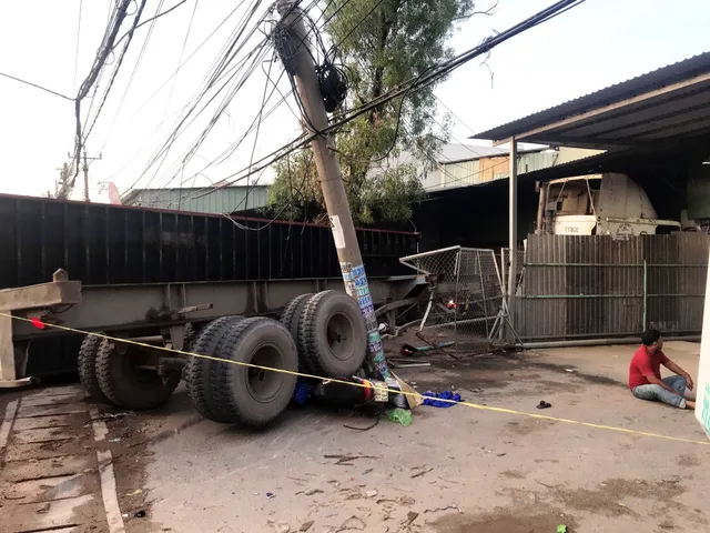 Container văng xuống đường đè chết một phụ nữ - Ảnh 2.