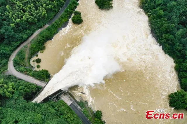 Trung Quốc kích hoạt phản ứng khẩn cấp đối phó với lũ lụt - Ảnh 5.