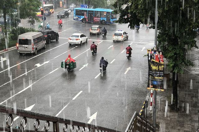 Áp thấp nhiệt đới có khả năng mạnh lên thành bão - Ảnh 1.