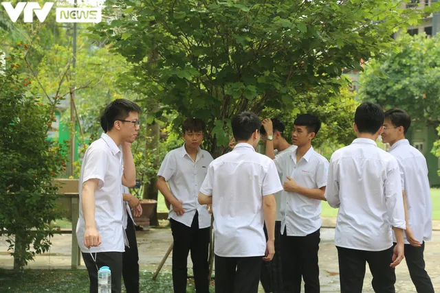 Ngôi trường THPT giữa Hà Nội “hoài cổ” nói không với điện thoại, lớp nam nữ riêng biệt - Ảnh 10. Ngôi trường THPT giữa Hà Nội “hoài cổ” nói không với điện thoại, lớp nam nữ riêng biệt - Ảnh 10.