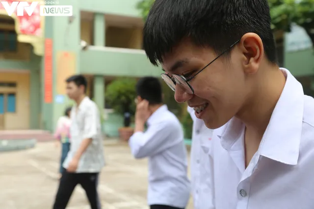 Ngôi trường THPT giữa Hà Nội “hoài cổ” nói không với điện thoại, lớp nam nữ riêng biệt - Ảnh 11. Ngôi trường THPT giữa Hà Nội “hoài cổ” nói không với điện thoại, lớp nam nữ riêng biệt - Ảnh 11.