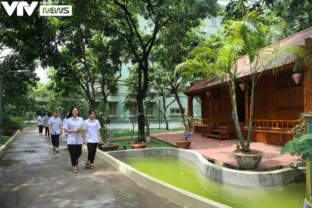 Ngôi trường THPT giữa Hà Nội “hoài cổ” nói không với điện thoại, lớp nam nữ riêng biệt - Ảnh 14. Ngôi trường THPT giữa Hà Nội “hoài cổ” nói không với điện thoại, lớp nam nữ riêng biệt - Ảnh 14.