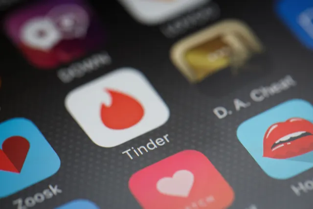 Tinder chỉ ra 8 dấu hiệu nhận diện đối tượng lừa đảo trên ứng dụng xã hội - Ảnh 1.