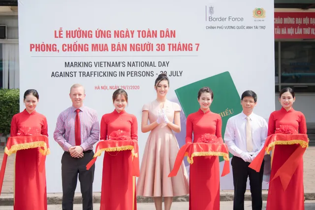 Lương Thuỳ Linh đồng hành cùng Đại sứ quán Anh phòng chống buôn bán người - Ảnh 3.