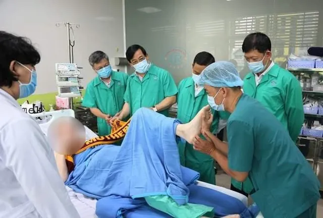 Bệnh nhân 91 xuất viện về nước: Sự đền đáp nỗ lực của các y bác sĩ Việt Nam - Ảnh 1.