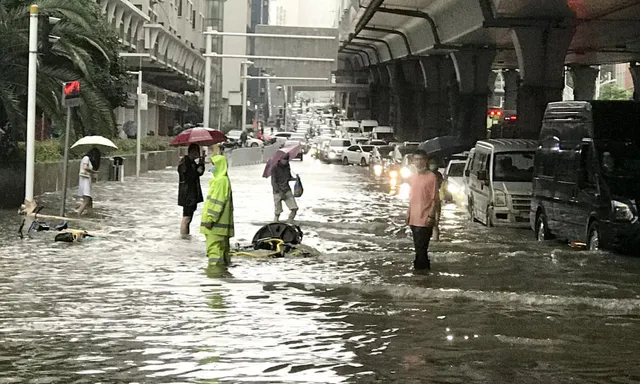 Vũ Hán căng mình chống chọi với bão lũ - Ảnh 1. Vũ Hán căng mình chống chọi với bão lũ - Ảnh 1.