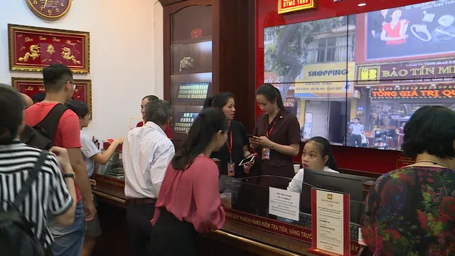 Giá vàng lập kỷ lục: Tất tay đầu tư hay thận trọng trước cơn sóng? - Ảnh 1. Giá vàng lập kỷ lục: Tất tay đầu tư hay thận trọng trước cơn sóng? - Ảnh 1.