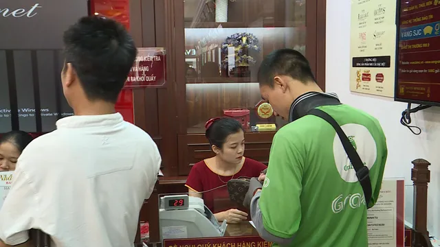 Giá vàng lập kỷ lục: Tất tay đầu tư hay thận trọng trước cơn sóng? - Ảnh 2. Giá vàng lập kỷ lục: Tất tay đầu tư hay thận trọng trước cơn sóng? - Ảnh 2.