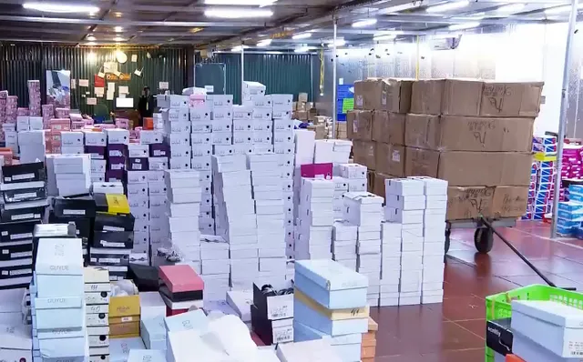 Đột kích kho hàng lậu hơn 10.000 m2 để bán qua livestream Facebook - Ảnh 2. Đột kích kho hàng lậu hơn 10.000 m2 để bán qua livestream Facebook - Ảnh 2.