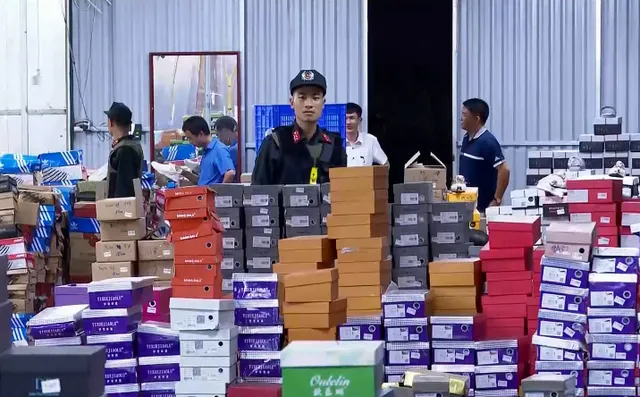 Đột kích kho hàng lậu hơn 10.000 m2 để bán qua livestream Facebook - Ảnh 1. Đột kích kho hàng lậu hơn 10.000 m2 để bán qua livestream Facebook - Ảnh 1.