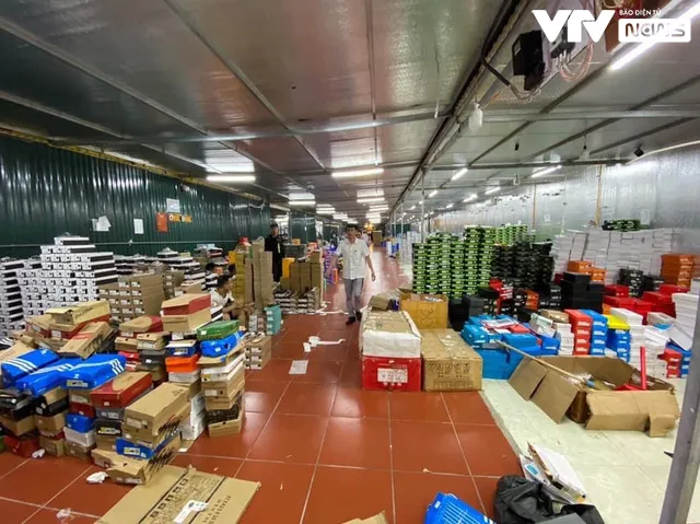 Cận cảnh kho hàng lậu 10.000 m2 được bán công khai trên Facebook - Ảnh 5. Cận cảnh kho hàng lậu 10.000 m2 được bán công khai trên Facebook - Ảnh 5.