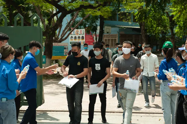 Thí sinh nhẹ nhàng kết thúc bài thi tổ hợp Khoa học tự nhiên, Khoa học xã hội - Ảnh 1. Thí sinh nhẹ nhàng kết thúc bài thi tổ hợp Khoa học tự nhiên, Khoa học xã hội - Ảnh 1.