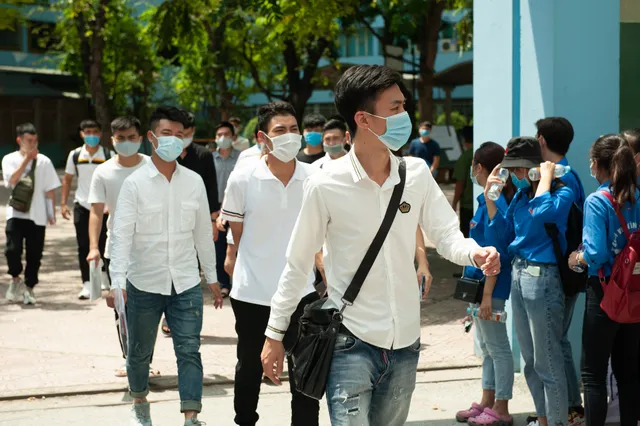 Thí sinh nhẹ nhàng kết thúc bài thi tổ hợp Khoa học tự nhiên, Khoa học xã hội - Ảnh 2. Thí sinh nhẹ nhàng kết thúc bài thi tổ hợp Khoa học tự nhiên, Khoa học xã hội - Ảnh 2.