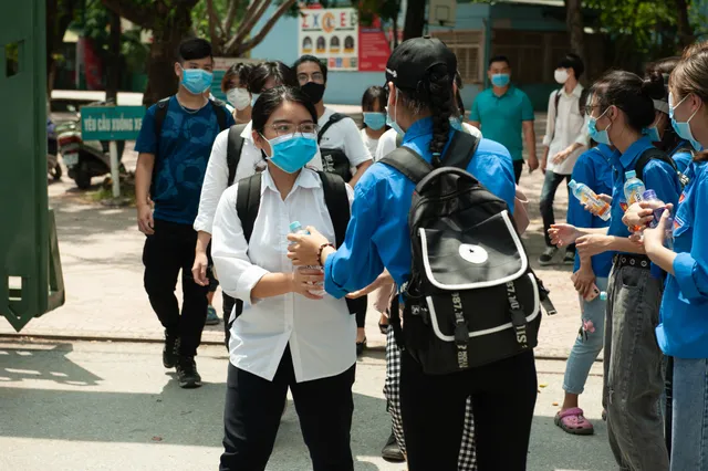 Thí sinh nhẹ nhàng kết thúc bài thi tổ hợp Khoa học tự nhiên, Khoa học xã hội - Ảnh 5. Thí sinh nhẹ nhàng kết thúc bài thi tổ hợp Khoa học tự nhiên, Khoa học xã hội - Ảnh 5.