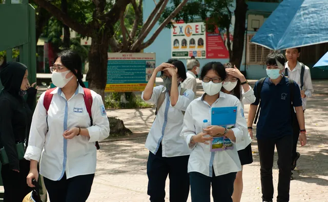 Thí sinh nhẹ nhàng kết thúc bài thi tổ hợp Khoa học tự nhiên, Khoa học xã hội - Ảnh 4. Thí sinh nhẹ nhàng kết thúc bài thi tổ hợp Khoa học tự nhiên, Khoa học xã hội - Ảnh 4.