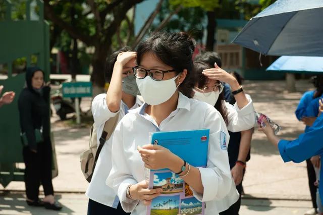 Thí sinh nhẹ nhàng kết thúc bài thi tổ hợp Khoa học tự nhiên, Khoa học xã hội - Ảnh 6. Thí sinh nhẹ nhàng kết thúc bài thi tổ hợp Khoa học tự nhiên, Khoa học xã hội - Ảnh 6.