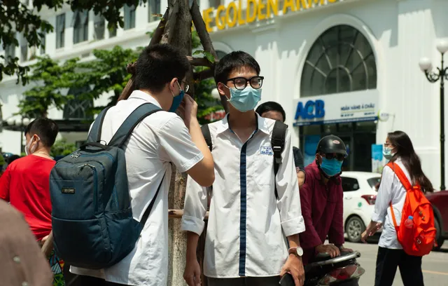 Thí sinh nhẹ nhàng kết thúc bài thi tổ hợp Khoa học tự nhiên, Khoa học xã hội - Ảnh 3. Thí sinh nhẹ nhàng kết thúc bài thi tổ hợp Khoa học tự nhiên, Khoa học xã hội - Ảnh 3.