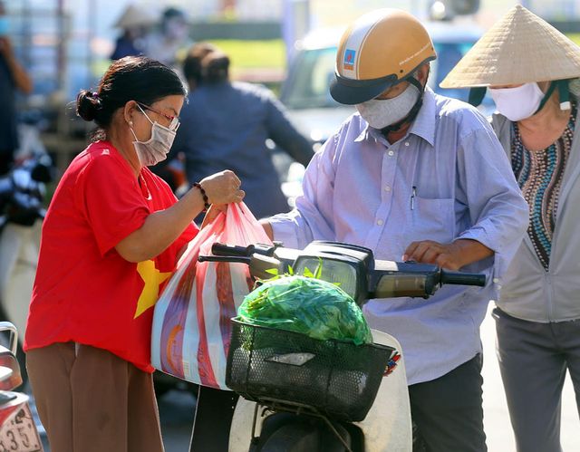 Tiểu thương Đà Nẵng đồng loạt mặc áo cờ đỏ sao vàng cổ động phòng chống dịch  - Ảnh 3.